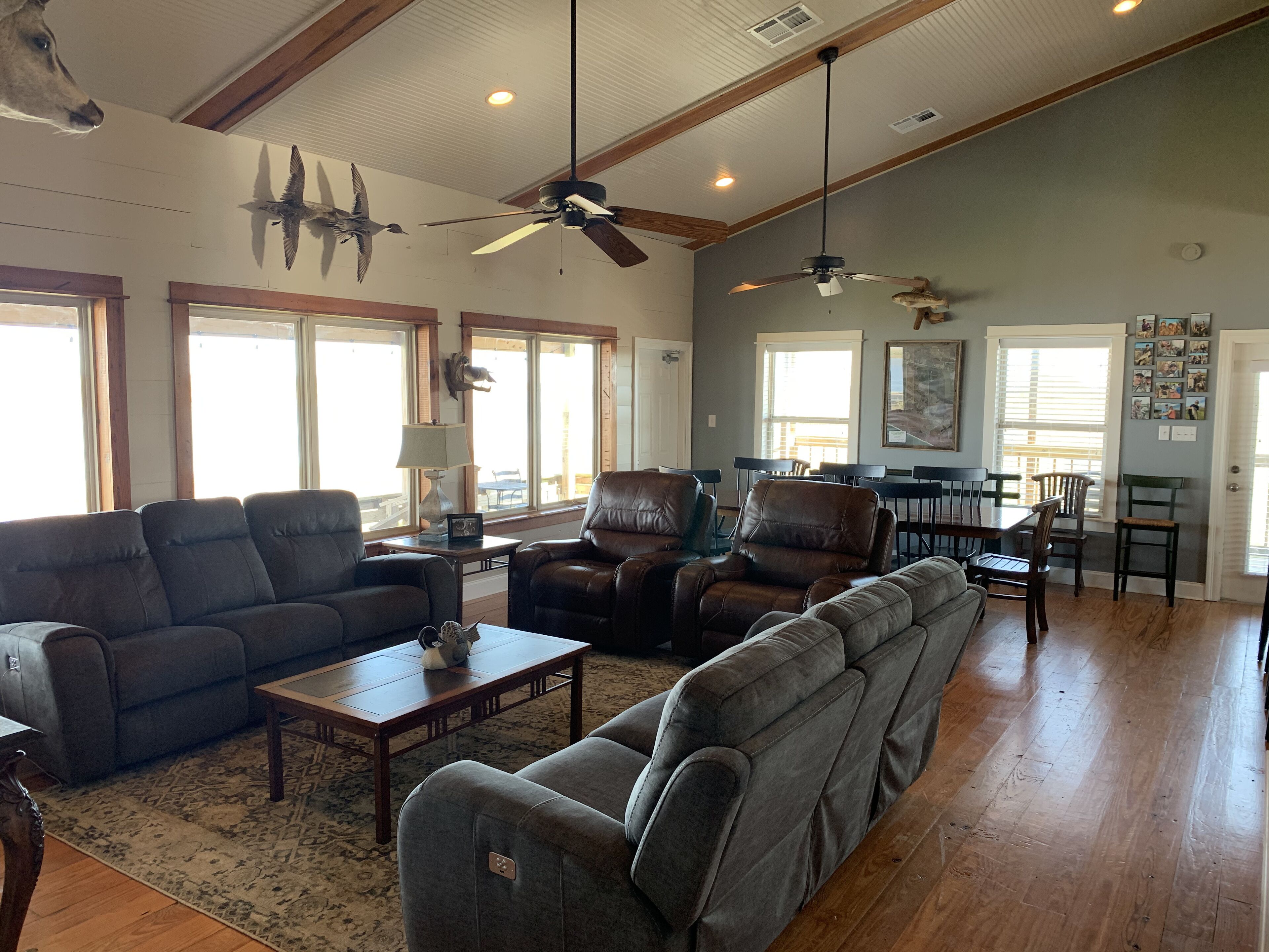 Smart-TV, Tischtennisplatte, Drucker