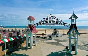 Beach nearby - Steps to Beach, Boardwalk, Concerts, & Festivals. (Ocean City)