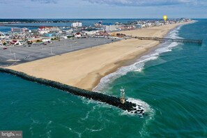 Beach nearby - Steps to Beach, Boardwalk, Concerts, & Festivals. (Ocean City)