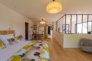6 bedrooms, iron/ironing board, free WiFi, bed sheets