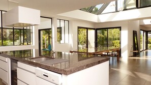 Kühlschrank, Mikrowelle, Ofen, Geschirrspüler