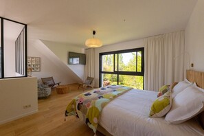 6 bedrooms, iron/ironing board, free WiFi, bed sheets