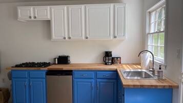 Réfrigérateur, micro-ondes, plaque de cuisson, cafetiÚre/bouilloire