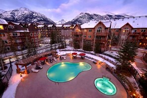 Una piscina al aire libre, una piscina climatizada