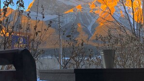 A mountain landscape with a clear sky. - Stoneridge 2 BDR - Sleeps 8★ Hot Tub/ Pool/Sauna/Gym ★Mountain Views ★1100 SQF (Canmore)