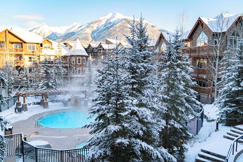 Stoneridge 2 BDR - Sleeps 8★ Hot Tub/ Pool/Sauna/Gym ★Mountain Views ★1100 SQF
