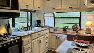 Kjøleskap, mikrobølgeovn, ovn og kokeplater