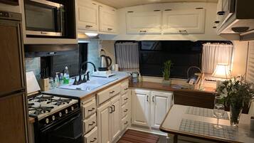 Kjøleskap, mikrobølgeovn, ovn og kokeplater