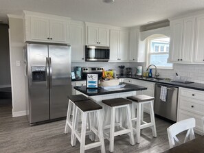 Fridge, microwave, oven, stovetop - Spacious 3BR House Only Steps To Surfside Beach, TX! (Surfside Beach)