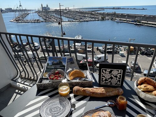 F2 Avec Terrasse et une vue Exceptionnelle sur le Port et le Môle