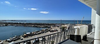 F2 avec terrasse et une vue exceptionnelle sur le Port et le Môle