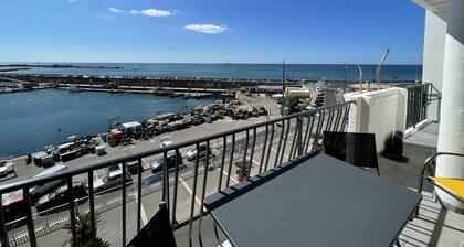 F2 Avec Terrasse et une vue Exceptionnelle sur le Port et le Môle