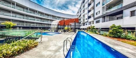 Una piscina al aire libre, una piscina climatizada
