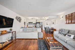 Televisor intel·ligent, llar de foc i llibres