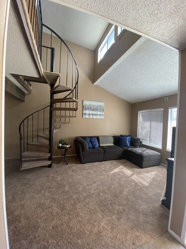 Contemporary Peaceful Getaway with Ample Parking