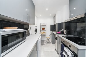 Fridge, microwave, oven, stovetop - Cosy Apartment in the Heart of the City (London)