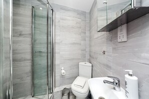 Douche, séchoir à cheveux, serviettes fournies, savon
