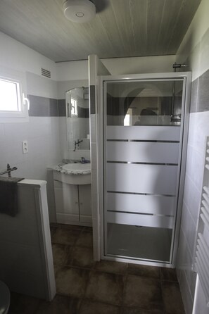 Shower, hair dryer, towels - House overlooking the valley (Loubejac)