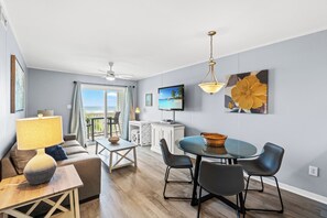 Télévision, lecteur de DVD, livres