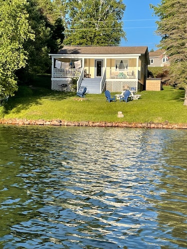 Beautiful Lakefront Cottage!