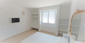 1 habitación, caja de seguridad en la habitación y escritorio 