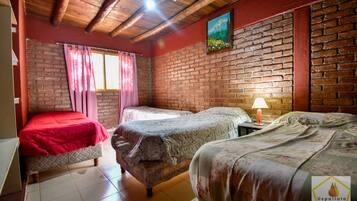 Muebles diferentes y ropa de cama