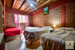 Muebles diferentes y ropa de cama