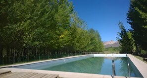 Una piscina al aire libre de temporada