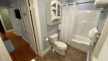 Tina con regadera, secadora de cabello, toallas, jabón