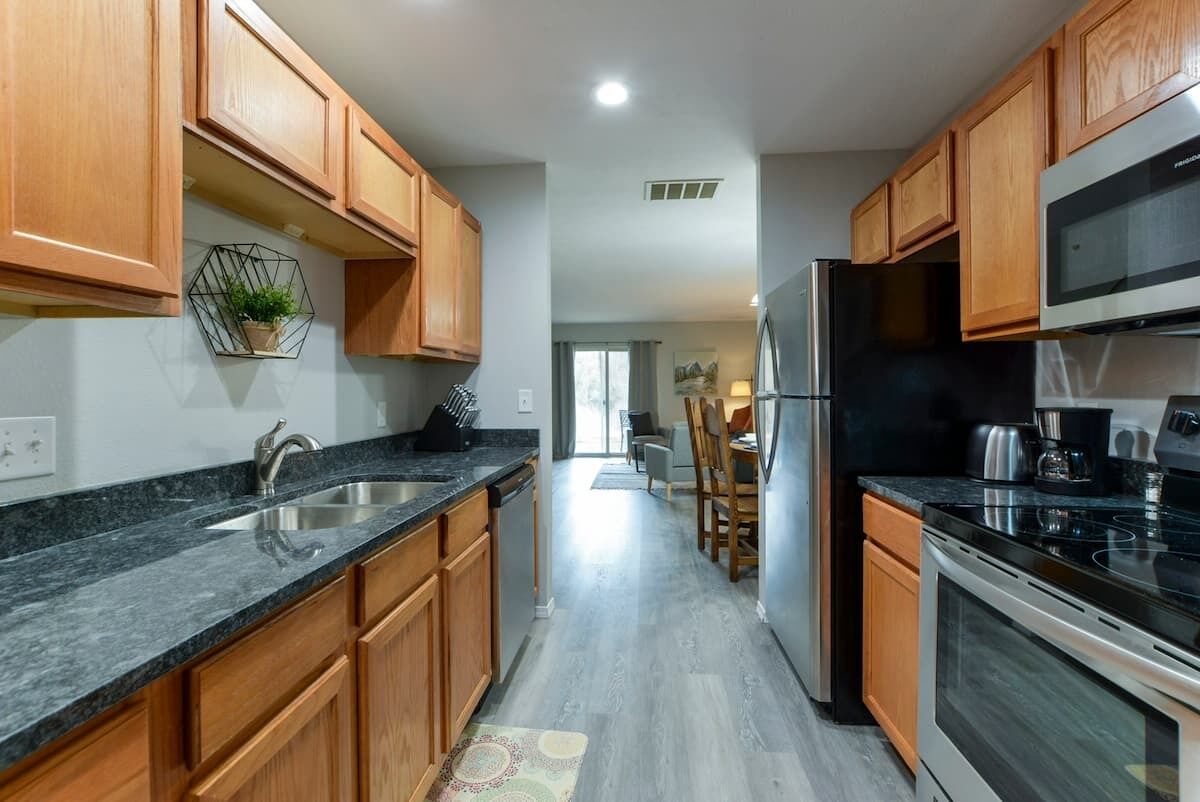 Réfrigérateur, four à micro-ondes, un four, surface de cuisson