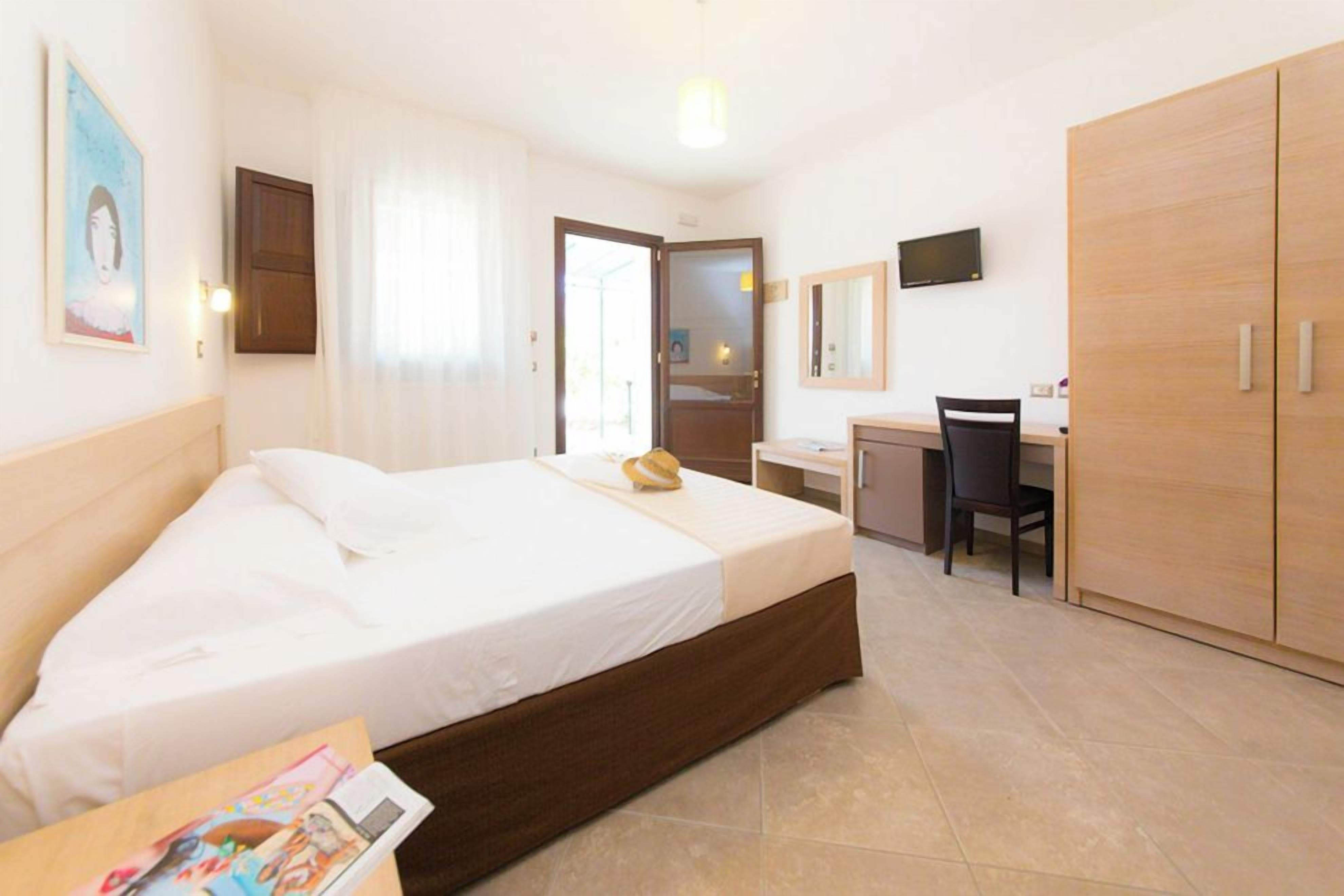 In-room safe, desk, WiFi (free), bed sheets