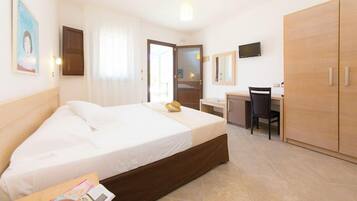 In-room safe, desk, WiFi (free), bed sheets