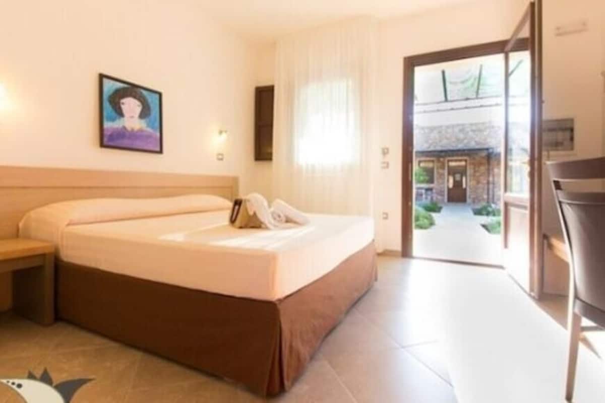 Double Room Single Use | In-room safe, desk, WiFi (free), bed sheets