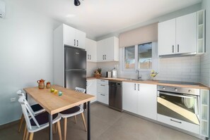 Réfrigérateur, un four, lave-vaisselle, cafetière-théière