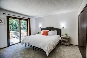 4 bedrooms, travel crib, WiFi, bed sheets - Spacious 4BR home in West Yellowstone, 1 minute from the park: Geyser Getaway (West Yellowstone)