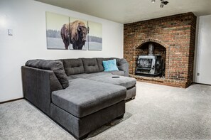 TV - Spacious 4BR home in West Yellowstone, 1 minute from the park: Geyser Getaway (West Yellowstone)