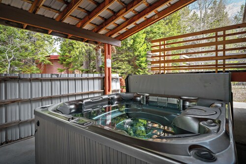Spacious 4BR home in West Yellowstone, 1 minute from the park: Geyser Getaway