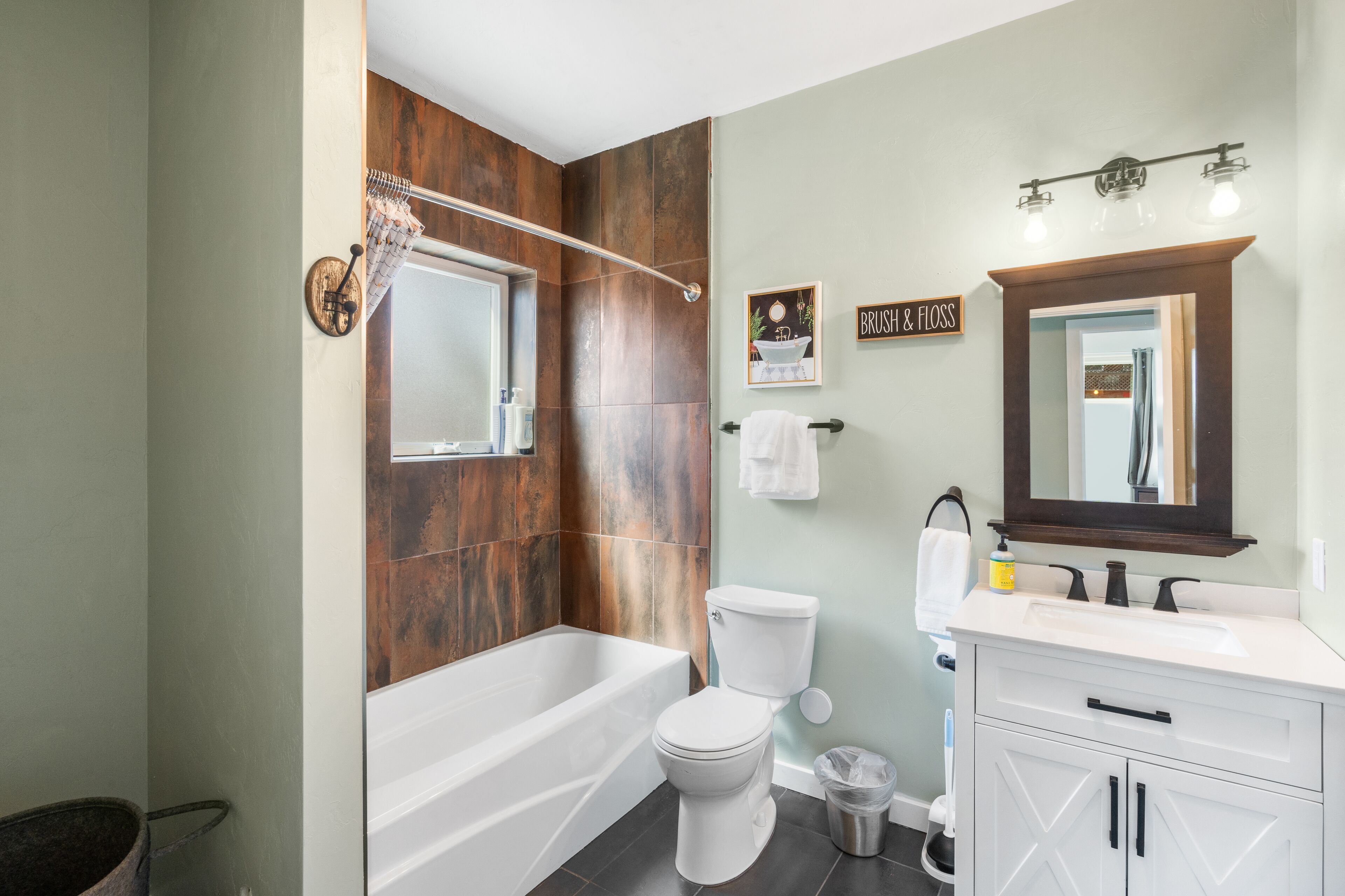 Combined shower/tub, hair dryer, towels