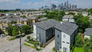 Exterior - Luxury Home Away From Home ~ Perfect For Getaway ~ Ideal For Long Stays (Houston)