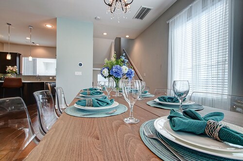 Stunning Houston Home Near Stadiums, Downtown Views, Sleeps 12