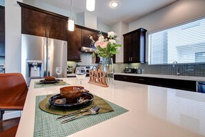 Fridge, microwave, oven, stovetop - Luxury 3BR with Downtown Views, Near All Houston Stadiums (Houston)