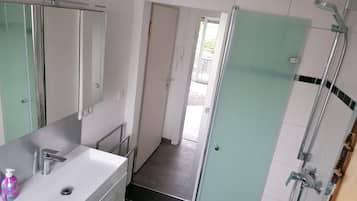 Dusche, Handtücher, Seife, Toilettenpapier