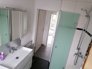 Dusche, Handtücher, Seife, Toilettenpapier