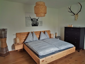 2 bedrooms, iron/ironing board, WiFi