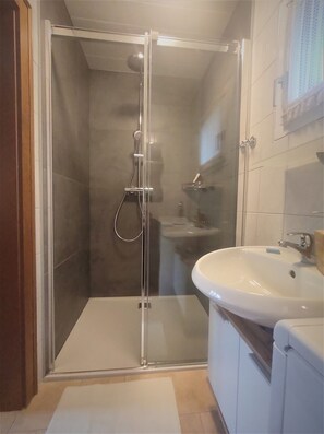 Douche, sèche-cheveux