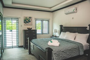 1 室のベッドルーム、セーフティボックス (室内)、デスク、アイロン / アイロン台