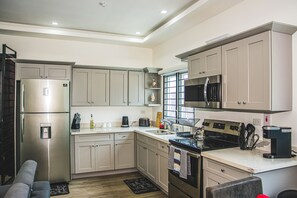 Kühlschrank, Mikrowelle, Ofen, Herdplatte