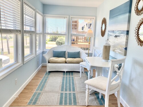 Cozy Semi Oceanfront Cottage with a Hop, skip and a jump to the beach