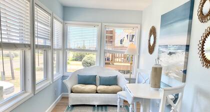 Cozy Semi Oceanfront Cottage with a Hop, skip and a jump to the beach