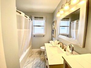 Ducha y bañera combinadas y toallas